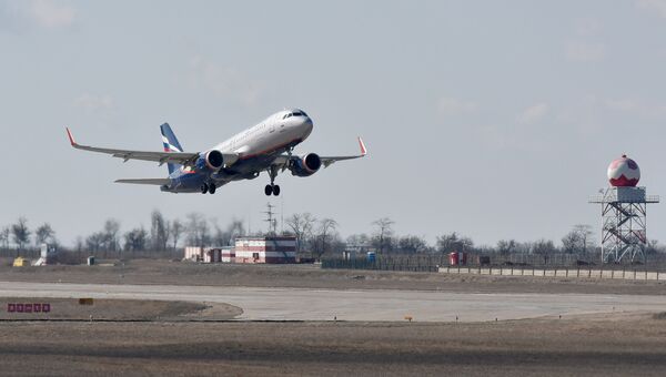 Взлет самолета в аэропорту Симферополь
