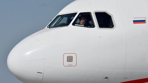 Пилот в кабине самолета в аэропорту Симферополь