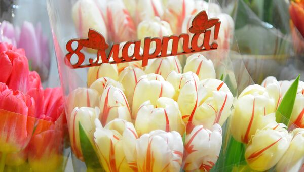 Торговля цветами в Симферополе накануне 8 Марта