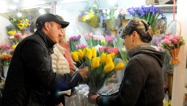 Торговля цветами в Симферополе накануне 8 Марта