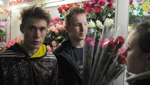 Торговля цветами в Симферополе накануне 8 Марта