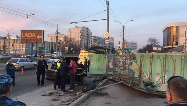ДТП в Симферополе: машина сбила людей на остановке общественного транспорта