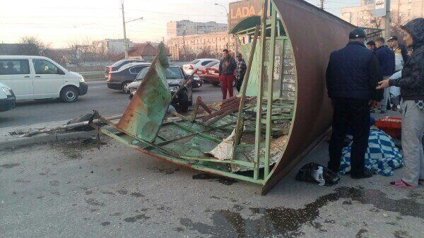 ДТП в Симферополе: машина сбила людей на остановке общественного транспорта