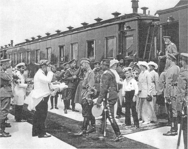 Встреча императора Николая II и его семьи на железнодорожном вокзале в Евпатории, май 1916 года. Встреча императора Николая II и его семьи на железнодорожном вокзале в Евпатории, май 1916 года.