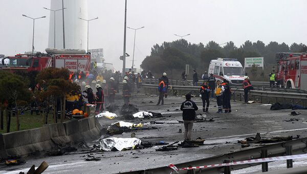 Пожарные на месте разбившегося в Стамбуле вертолета