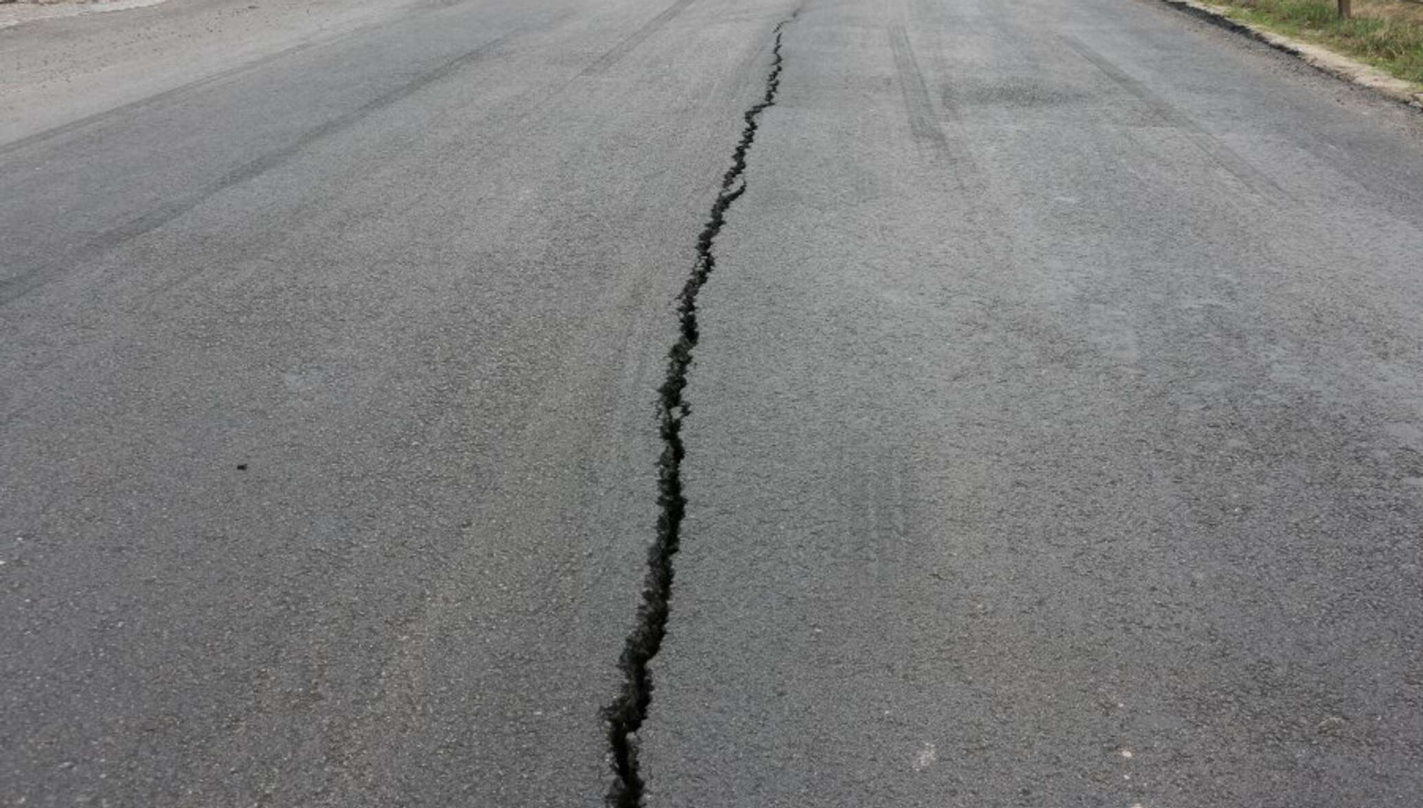 Трещина в казахстане. Трещины на дороге. Трещины на асфальте. Трещины дорожного покрытия. Продольные трещины на дороге.