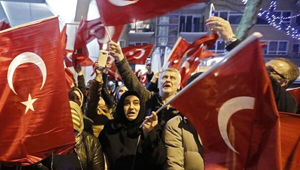 Демонстранты рядом с турецким консульством в Роттердаме. 11 марта 2017