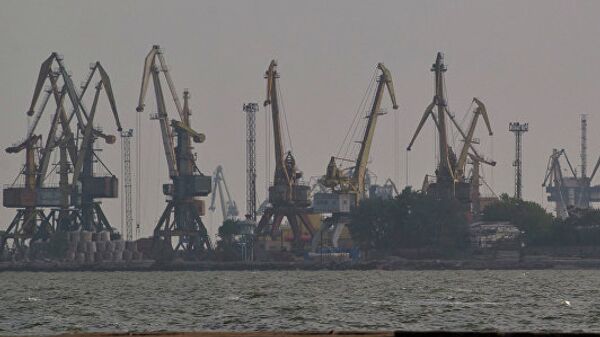 Мариуполь. Вид на порт с Азовского моря. Архивное фото