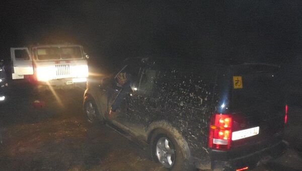 Автомобиль Land Rover, застрявший в болотистом грунте в Крыму