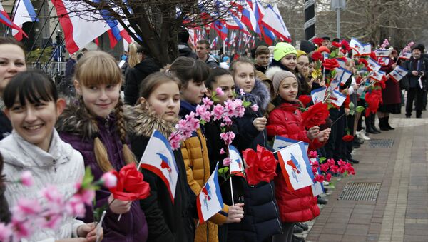 Школьники на шествии, посвященном третьей годовщине Общекрымского референдума