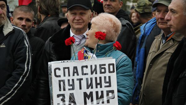 Люди на шествии, посвященном третьей годовщине Общекрымского референдума