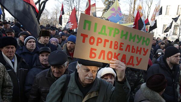 Сторонники торговой блокады Донбасса во время акции протеста в Киеве, Украина