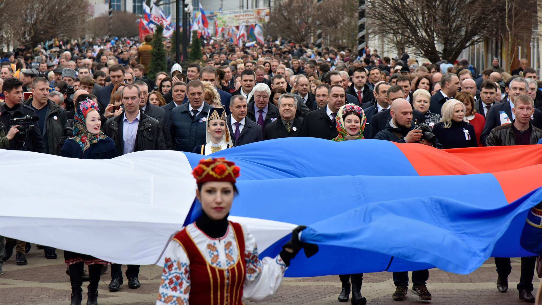 Декабря новости крыма. Будни Крыма. Праздничный парад. Март Крым будни картинки.