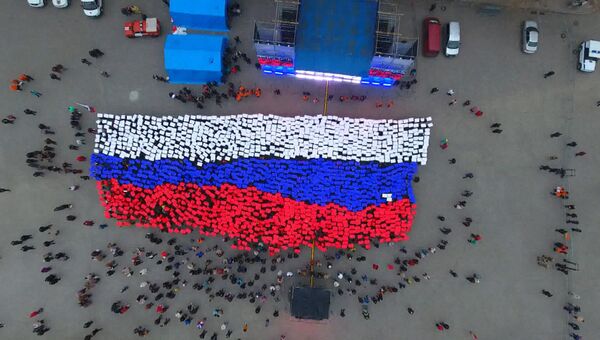 Севастопольцы развернули живой флаг РФ в честь третьей годовщины референдума