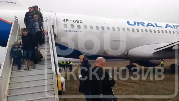 Скриншот видео с воздушным судном Аэробус А320, которое выехало за пределы взлетно-посадочной полосы в международном аэропорту Симферополь