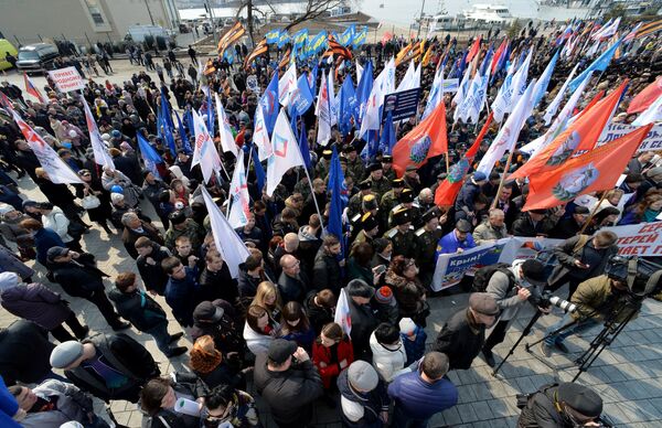 Митинг в честь третьей годовщины воссоединения Крыма с Россией на Корабельной набережной во Владивостоке Митинг в честь третьей годовщины воссоединения Крыма с Россией на Корабельной набережной во Владивостоке