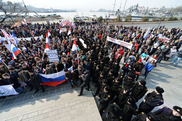 Митинг в честь третьей годовщины воссоединения Крыма с Россией на Корабельной набережной во Владивостоке Митинг в честь третьей годовщины воссоединения Крыма с Россией на Корабельной набережной во Владивостоке