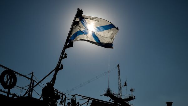 Андреевский флаг на одном из кораблей Черноморского флота РФ на военно-морской базе в Севастополе