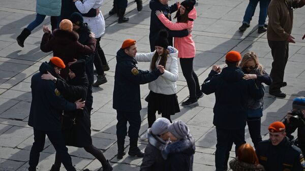 Участники танцевального флешмоба Севастопольский вальс с участием танцевальных коллективов города Екатеринбурга и ветеранских организаций, посвященного третьей годовщине воссоединения Крыма с Россией