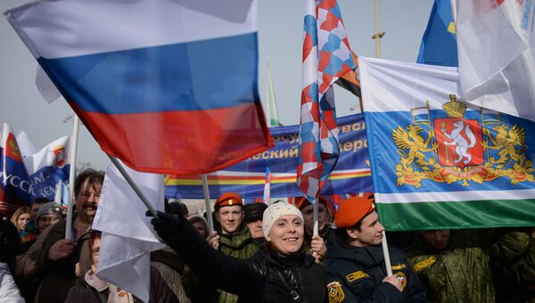 Участники митинга-концерта в Екатеринбурге, посвященного третьей годовщине воссоединения Крыма с Россией