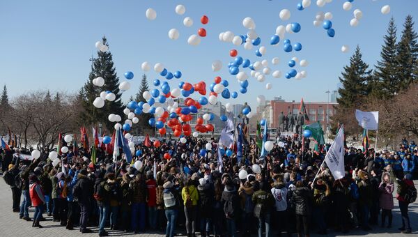 Участники праздничного мероприятия Крымская весна! Мы вместе! запускают шары на площади имени Ленина в честь третьей годовщины воссоединения Крыма с Россией в Новосибирске