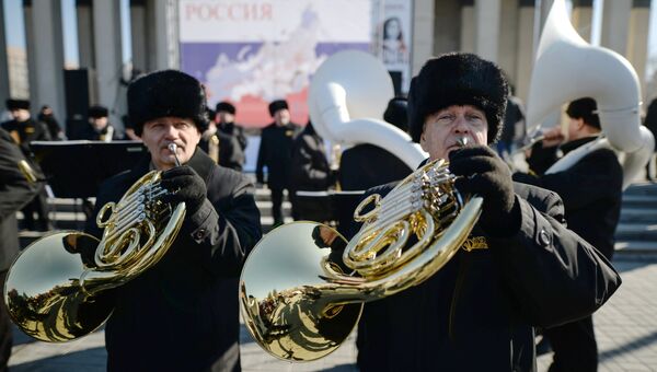 Участники праздничного мероприятия Крымская весна! Мы вместе! во время третьей годовщины воссоединения Крыма с Россией на площади имени Ленина в Новосибирске