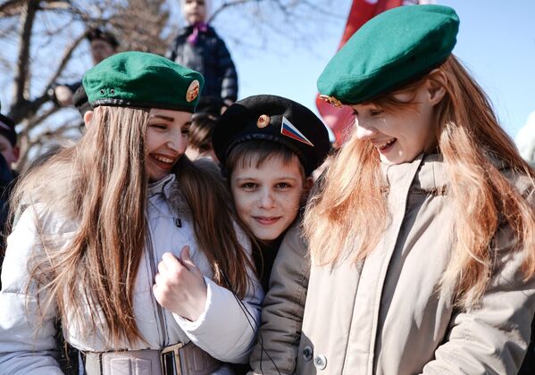 Участники праздничного мероприятия Крымская весна! Мы вместе! во время третьей годовщины воссоединения Крыма с Россией на площади имени Ленина в Новосибирске