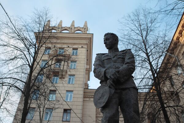 Памятник Герою Советского Союза подводнику Александру Маринеско в сквере на пересечении проспекта Стачек и дороги на Турухтанные острова в Санкт-Петербурге Памятник Герою Советского Союза подводнику Александру Маринеско в сквере на пересечении проспекта Стачек и дороги на Турухтанные острова в Санкт-Петербурге