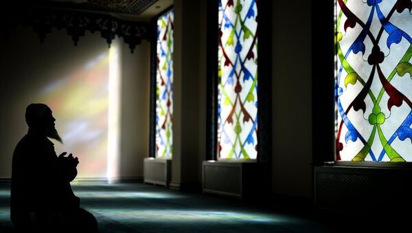 Верующий молится в Московской соборной мечети