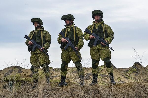 Военнослужащие вооруженных сил России на командно-штабных учениях Воз­душ­но-десантных войск на полигоне Опук в Крыму