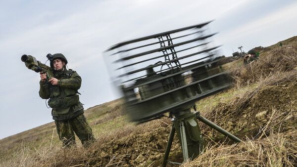 Военнослужащий вооруженных сил России на командно-штабных учениях Воздушно-десантных войск на полигоне Опук в Крыму Военнослужащий вооруженных сил России на командно-штабных учениях Воздушно-десантных войск на полигоне Опук в Крыму