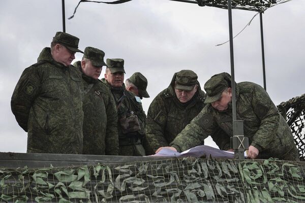 Командующий Воз­душ­но-десантными войсками Андрей Сердюков (слева) на командно-штабных учениях ВДВ на полигоне Опук в Крыму
