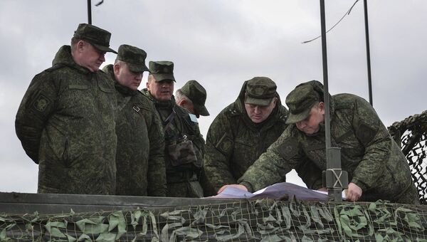 Командующий Воз­душ­но-десантными войсками Андрей Сердюков (слева) на командно-штабных учениях ВДВ на полигоне Опук в Крыму