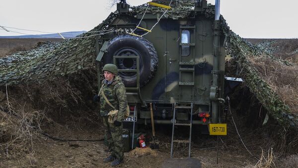 Военнослужащий вооруженных сил России на командно-штабных учениях Воз­душ­но-десантных войск на полигоне Опук в Крыму