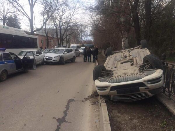 В районе железнодорожного вокзала в Симферополе перевернулся легковой автомобиль В районе железнодорожного вокзала в Симферополе перевернулся легковой автомобиль