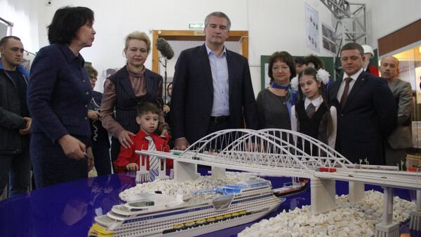 В Керчи открылась выставка Крымский мост. Фантастическая реальность