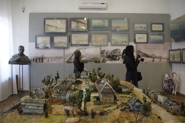 Выставка Крымский мост. Фантастическая реальность. На переднем плане: макет района Цементная Слободка в Керчи