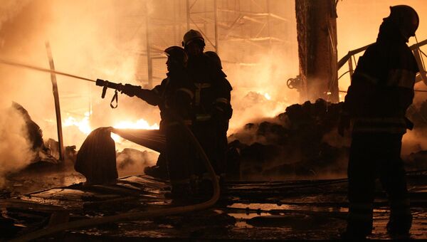 Спасатели тушат пожар. Архивное фото