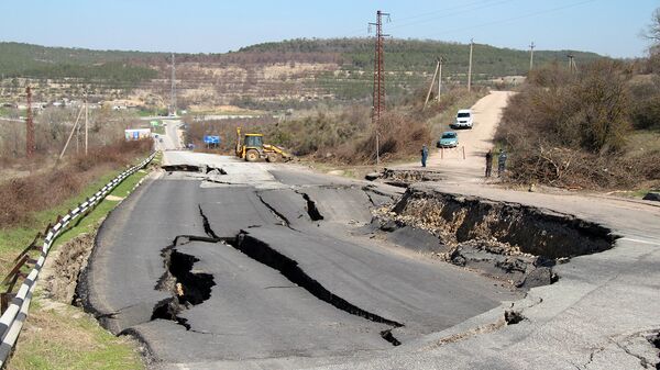 Разрушенный оползнем участок трассы Севастополь-Симферополь в районе села Поворотного