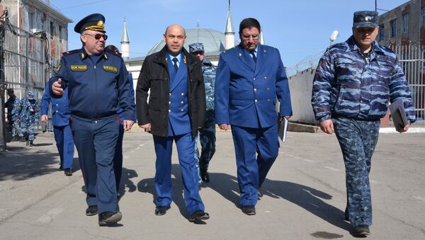 Прокурор Крыма Олег Камшилов (второй слева) посетил Симферопольскую исправительную колонию