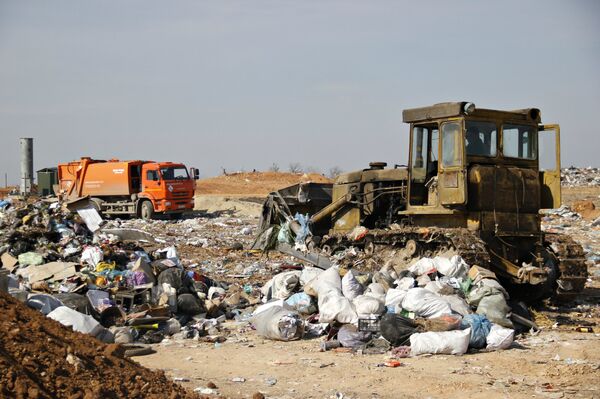 Сброс отходов муниципальным мусоровозом на полигоне в Тургеневском карьере Сброс отходов муниципальным мусоровозом на полигоне в Тургеневском карьере