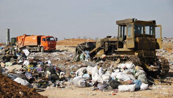 Сброс отходов муниципальным мусоровозом на полигоне в Тургеневском карьере