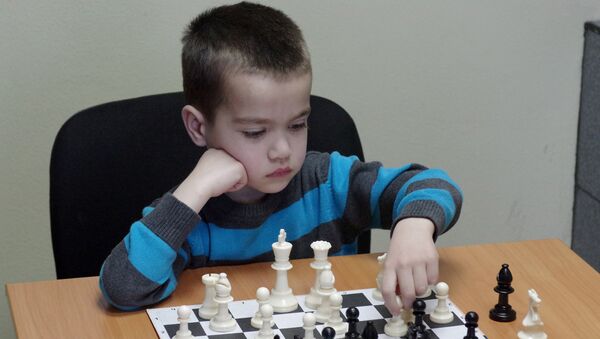 Юный шахматист в шахматно-шашечном клубе Симферополя