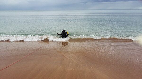 Водолазы обследуют акваторию пляжей в Крыму