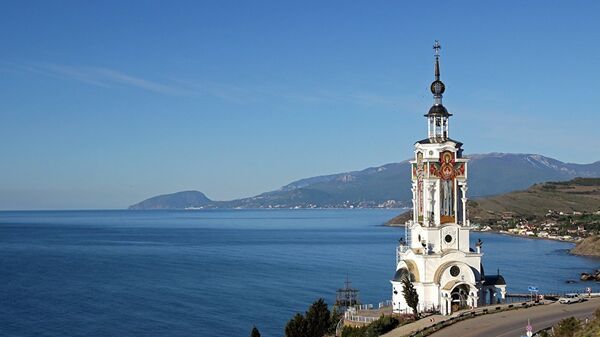 Вид на храм-маяк Святого Николая Чудотворца в селе Малореченское Судакского района Крыма