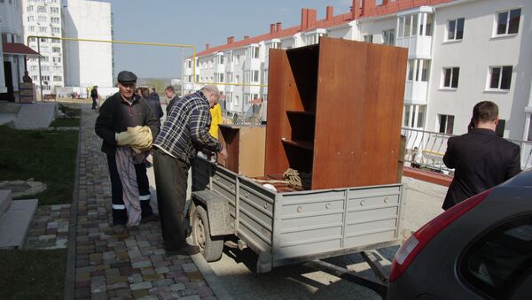 Переселенцы из зоны строительства моста через Керченский пролив переезжают в новые дома
