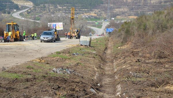 Работы на разрушенном оползнем участке трассы Севастополь-Симферополь в районе села Поворотного