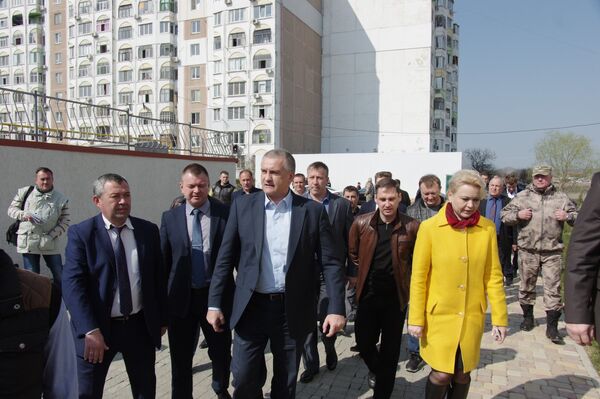 Глава Республики Крым Аксенов осмотрел дома переселенцев из зоны строительства моста в Крым Глава Республики Крым Аксенов осмотрел дома переселенцев из зоны строительства моста в Крым