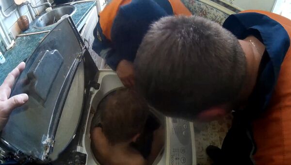 Ребенок застрял в стиральной машине