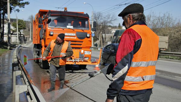 Чистка ограждения на трассе Симферополь-Алушта-Ялта